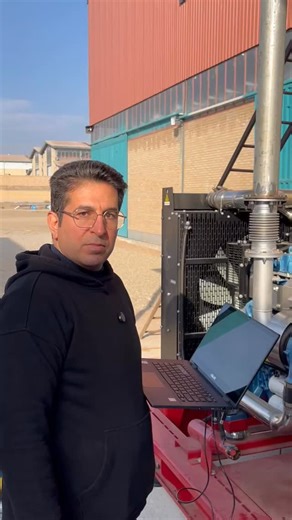 ‎مثلث زرد | آموزش برق صنعتی⚡️‎ on Instagram‎: "⚡️ اگر در حوزه دیزل ژنراتور فعالیت دارید، آشنایی کامل با برد دیپ‌سی و مدار چنج‌آور از مهارت‌های کلیدی و ضروری شما محسوب می‌شود. در این ویدئو عملکرد برد دیپ‌سی و نحوه کنترل دیزل ژنراتور در زمان قطع و وصل برق شهر بررسی شده است. برد دیپ‌سی با امکاناتی مثل مانیتورینگ، حفاظت، استارت و استاپ خودکار، یکی از پرکاربردترین کنترلرها در پروژه‌های اضطراری، بیمارستان‌ها، کارگاه‌ها و ساختمان‌های بزرگ است. نقش چنج‌آور نیز این است که پس از قطع برق، مسیر تغذیه را به