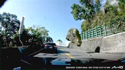 11K views · 133 reactions | 昨日大地震加上持續的餘震，山區落石不斷相當危險，倒車技術再好也不是一定都好命閃過，連假期間建議避開山路以策安全啊！ | Mondeo 車友會 Mondeo motor club MMC | Facebook