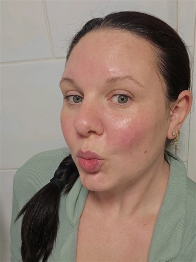 😳 October 2022 - my first ever talking story on social media. I may not have looked it but I was SO nervous, so worried about what people would think of me talking about a business online and sharing a product and in truth I had absolutely no idea what I was doing.....but I just went for it. (Yes I used to post and then hide from my phone for a solid hour 😂) And this is me now — January 2026 - unfiltered, natural, honest and completely unbothered. ✌️ I talk about my business and my products wi