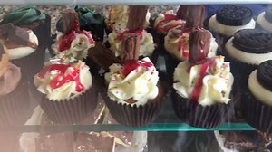 Its FRIDAY!!!!! Who's got that weekend feeling? Treat yo self with a claires cake cupcake 🍰🍰🍰 Were here until 4pm!! ☺🍰🍓❤ | Claire's Cake's