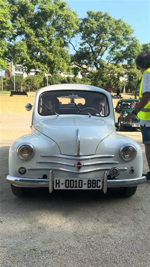 🚗🌿 El Renault 4, el clásico que podía con todo