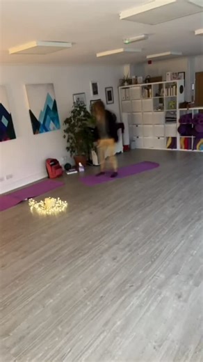 Sally Norton on Instagram: "✨🌿 The Sacred Pause is an invitation to step away from the external demands of life and the constant activity of the mind, and gently come back home to yourself. ➡️ In a world that rewards productivity, speed, and mental effort 🤯 many of us live with a mind that is under stimulated and a nervous system that is overwhelmed 🫠. 😥 We move from one task to the next without ever fully resetting ⏰ 😵‍💫 Over time, this becomes our “normal” - and manifests as mental healt