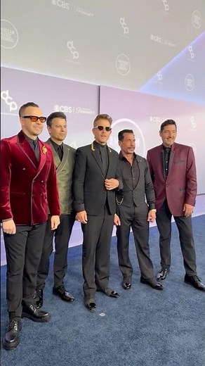 The gangs all here 🤗 HELLO ‪@NewKidsontheBlock‬ #AMAs