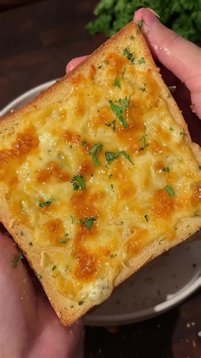 Easy Cheesy Garlic Bread Recipe