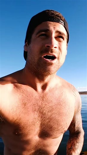 10K views · 238 reactions | 2 extremely venomous sea snakes breeding, the female once pregnant will give live birth not lay eggs something I’d love to see one day | Brodiemoss | Facebook