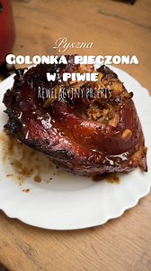 Golonka w piwie -genialna ! Klasyk ale bardzo prosty i pyszny do zrobienia Uwielbiam golonkę i chociaż nie jem jej za często to jak już ją zrobię to musi być idealna, mocno przypieczona, kości mają same odchodzić od mięsa i być obłędnie pyszna - i taki dokładnie jest ten przepis. Składniki: 2 golonki wieprzowe do gotowania : 2-3 marchewki 2 pietruszki 3 łodygi selera naciowego kawałek selera w korzeniu 2 główki czosnku 2 cebule 4-5 liści laurowych 3 łyżki soli 1 łyżka czarnego pieprzu 6 kulek zi