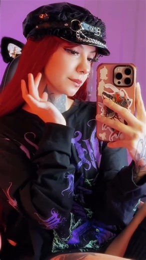 friendly.ivyy on Instagram: "日本利用压电瓷砖将脚步转化为电能。这些瓷砖捕捉来自你脚步的动能。当你行走时，你的重量和动作会对瓷砖产生压力。瓷砖会轻微弯曲，从而产生机械应力。瓷砖内部的压电材料将这种应力转化为电能。每一步都会产生少量电荷，而数百万步结合在一起就能产生足够的电力来 驱动LED灯、数字显示屏和传感器。在像涩谷车站这样繁忙的地方，每天大约有240万个脚步为这一系统作出贡献。这些电能可以被储存或立即使用，从而减少对传统电力来源的依赖，并支持可持续的城市基础设施。这种方法将日常运动转化为实用的可再生能源。#日本#知识#事实#你知道吗 #推荐#科技#创！ 新#历史#技术#实验#热门"