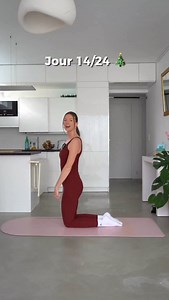 🎄 Jour 14 – Test du jour : s’asseoir sur ses talons À genoux, pieds à plat. 👉🏻 Est-ce que tu arrives à t’asseoir complètement sur tes talons, sans inconfort ? Ce test parle surtout de : – la mobilité des chevilles – la souplesse des quadriceps – et la capacité du corps à tolérer la flexion du genou Beaucoup de personnes évitent cette position… alors qu’elle est très intéressante à explorer doucement. 🤍 Tu peux me dire ce que tu ressens dans cette posture ? Chevilles, cuisses, genoux… ou tout