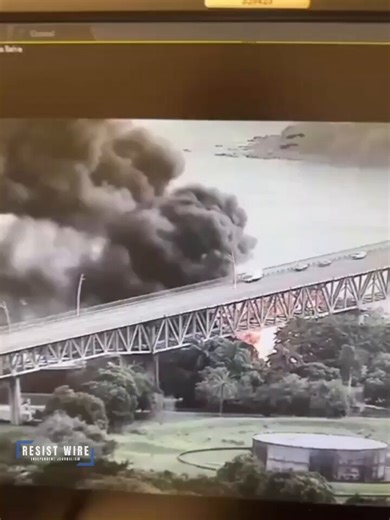 ❗️⚠️🇵🇦 - A powerful explosion and intense fire broke out Monday afternoon, April 6, 2026, in the Balboa fuel storage area directly beneath the iconic Bridge of the Americas (Puente de las Américas) in Panama City. The blaze started when a tanker truck dispensing fuel suddenly ignited and exploded around 4:12 p.m. local time. Flames quickly spread to two additional tanker units, sending thick black smoke billowing into the sky and forcing the temporary closure of the bridge in both directions.P