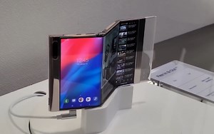 次は「三つ折り」スマホ？折りたたみAndroid試作機、サムスンディスプレイが公開 - すまほん!!