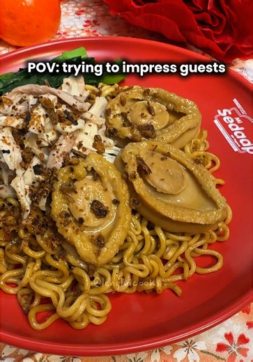 🧧🍜🦪Prosperous Abalone Chicken Noodles Mi Sedaap INGREDIENTS: (serves 1) 1 packet @misedaap.my 1 can abalone 1 chicken thigh 2 stalks choy sum METHOD: 1.⁠ Season chicken with some salt. Steam for about 15 mins. Use a skewer to check doneness. If juice comes out clear, chicken is cooked. Shred chicken 2. Pour abalone into a bowl. Separate abalone from sauce. Lightly heat abalone for 1 min 3. Blanch vegetables for about 1-2 mins 4. ⁠Cook @misedaap.my according to packet instructions. Add 1 tbsp 