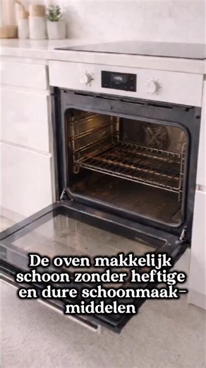Oven schoonmaken zonder agressieve schoonmaakmiddelen ✨ Citroen, water, een puimsteen en een glaskrabber. Met deze combinatie heb je in een handomdraai een schone, frisse oven 🙏🏻 Sla deze tip op, dat is handig! ✌🏻 Wil je weten welke puimsteen ik prettig vind voor de oven? Check de link in mijn bio 😀 #huishouden #schoonmaken #schoonmaaktips #huishoudtips #keuken | Tips van tante Dee