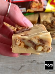 7.7K views · 66 reactions | It doesn't get much simpler than a fudge recipe  A awesome weekend! If you like these give them a share so your mates can try them!  CHECK OUT THE ' Baking It Simple ' FACEBOOK GROUP WHERE WE SHARE THE BAKES WE MAKE  Full written recipe on the Fitwafflekitchen IG page. What are you making this weekend? | Fitwaffle | Facebook