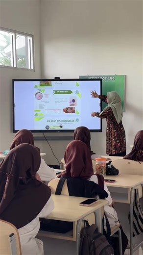 🌱 Inovasi Pembelajaran di SMAN 1 Cigalontang 🌱 Pemanfaatan Smartboard dalam pembelajaran kini makin seru dan interaktif! Melalui simulasi Virtual Lab pembuatan Eco Enzim, murid dapat memahami proses pembuatan eco enzim secara visual, aman, dan menyenangkan 💻🧪 Dengan teknologi ini, murid tidak hanya belajar teori, tetapi juga mengeksplorasi tahapan fermentasi, komposisi bahan, hingga manfaat eco enzim bagi lingkungan 🌍✨ Pembelajaran jadi lebih kontekstual, kreatif, dan tentunya ramah lingkun