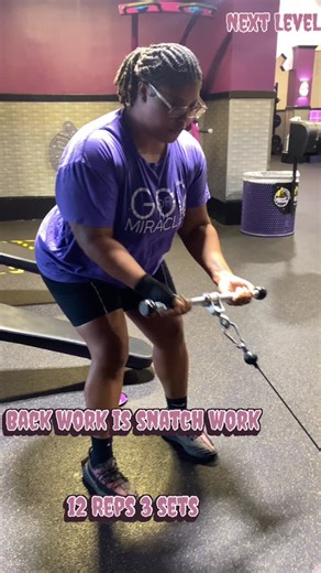 What Muscles It Works⬇️ ✅This exercise targets: ✅Latissimus dorsi (lats) ✅Core (for stability) Benefits 🔥 Builds a stronger, more defined back 🔥 Helps improve posture 🔥 Helps tighten the waist by strengthening the upper and mid-back 🔥 Improves pulling strength for other lifts Let’s get you SNATCHED the healthy way. DM “NEXT LEVEL” and let’s get to work ⌛️ | Nia Nlevelfitness