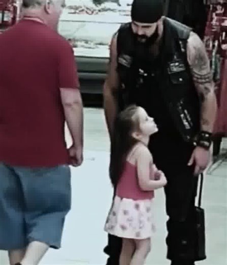 At Walmart, a mute six-year-old girl suddenly sprinted toward a massive biker — throwing her arms around him and sobbing as she signed frantically. 😢 People froze. The biker dropped to one knee, signing back with surprising gentleness… and then his whole expression changed. His jaw tightened. His eyes went cold. “Who brought her here?” he demanded. “Where are her parents?” The girl signed again, her hands shaking so badly it hurt to watch. The biker went pale. She had walked straight past dozen