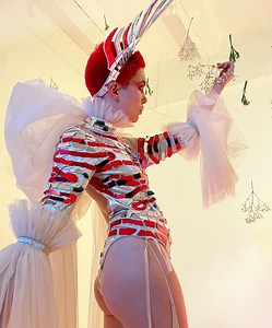 On demonstration applications, we participated in the Avant-Gardist show in Munich, where his new collection was discovered. One of them is a snake flex, which is a post below, and the second with animals, we want to introduce you to this bodysuit with tulle and a crown, on white velor fabric with a silver and raspberry mirror. Design by​ @etereshop ⠀ Contact us to order: sales@etereshop.com Whatsapp +48 665 486 586 | ETERE shop | Facebook