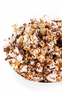 chocolate peanut butter popcorn..enough said 🍫🍿 ingredients: ½ cup popcorn kernels (air-popped) ¼ cup creamy natural peanut butter 1.5 ounces dark chocolate (70% or higher) directions: -Pop kernels with your favorite air-popper then place popcorn in a large bowl. -Place dark chocolate in a microwave-safe bowl and heat until melted, 30-45 seconds, stirring once halfway through. Drizzle chocolate over popcorn. -Repeat step with peanut butter by heating it in a microwave-safe bowl until melted, 2