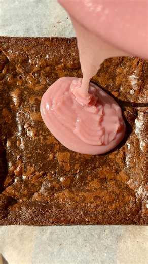 Rachel (aka Maude) on Instagram: "Let this raspberry ganache do the talking this valentines day! Its smooth and creamy, thanks to heavy cream and white chocolate. And the tartness from the fresh raspberries makes this silky ganache absolutely heavenly! Spread it on brownies, stuff it in a cake, pour it over ice cream- it works with pretty much anything! Brownies recipe coming tomorrow! ✨ #recipe What you need: 8 oz (225g) white chocolate, chopped 1/4 cup (60g) heavy cream 1 1/4 cup (150-160g)ras