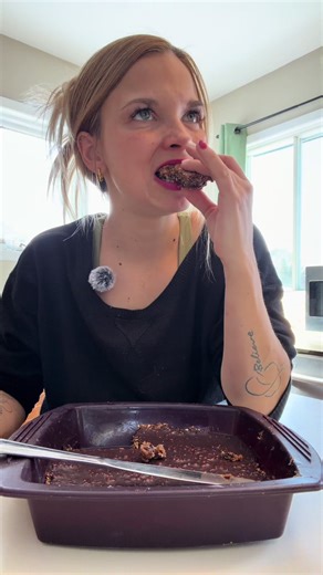 ✨ Barres énergie chocolat-dattes protéinées ✨ • 1 ½ tasse de dattes en purée • ⅓ tasse de beurre d’arachide naturel • ⅓ à ½ tasse de flocons d’avoine • 1 scoop de protéine vanille • ½ scoop de chocolat chaud santé (ça peut être une grosse cuillère de cacao ) • ¼ tasse de peanuts concassées • Chocolat noir 90 % fondu un peu d’huile de coco 👉 Mélange les dattes beurre d’arachide. 👉 Ajoute l’avoine, la protéine et le chocolat chaud. 👉 Presse dans un moule. 👉 Ajoute les peanuts. 👉 Verse le choc