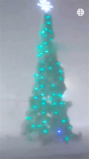 EL MUNDO on Instagram: "Siberia alcanza récord de temperatura En la región de Yakutia se ha registrado la temperatura más baja del planeta, alcanzando los -56°C. La situación se agrava en el pueblo de Tiksi, donde una tormenta de nieve intensa lleva tres días azotando, causando que la nieve se acumule frente a las casas y dejando a los residentes atrapados en sus hogares. Como consecuencia, se suspendieron las clases en las escuelas y los jardines de infantes fueron cerrados. Los meteorólogos ad