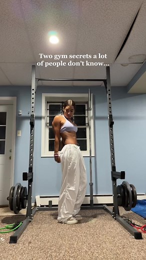 parachute pants bc im flying 🕺#gymsecrets #gymtok #outfitcheck #pullups #onearmpullup #strongwomen #fyp