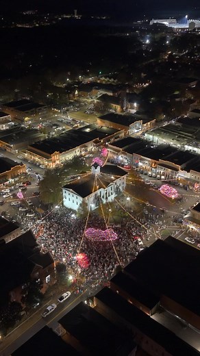 ￼ Oxford Square Christmas lights | Shannon Cooper