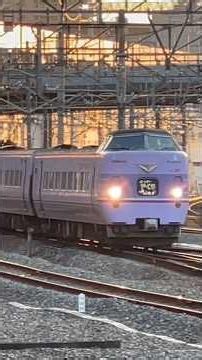 岡山駅に入線する381系スーパーやくも塗装編成