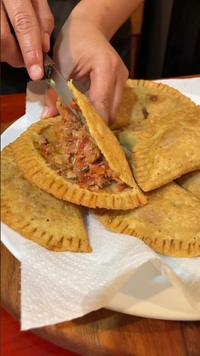 Enjoy these super easy and delicious tuna empanadas! 😋 | Chapis y Hack