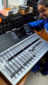 Encendemos la consola mojada... gracias a todos por sus consejos! En especial a los videos de mi querido amigo @sygnos_sonido Sos tremendo. Ya lo sabes mi amor, hazle caso a tu profe, tu marido, Ulises Denzel "El Nerd del Audio", no te vas a arrepentir, él solo quiere lo mejor para ti. Sígueme! Asesorías/Clases 100% personales, solo TÚ y YO frente a frente solucionando, resolviendo y entendiendo TODAS tus dudas y situaciones de audio. Mándame DM! Las bonitas playeras disponibles también al DM! Y