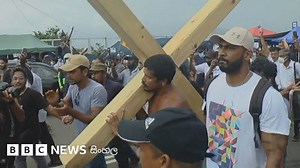 පාස්කු ප්‍රහාරය : රංගන ශිල්පී ජෙහාන් අප්පුහාමි කුරුසය කර තබාගෙන ගාලු මුවදොර අරගල භූමියට පැමිණෙයි - BBC News සිංහල