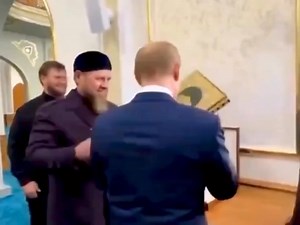 483K views · 35K reactions |  Ramzan Kadyrov a remis un exemplaire de CORAN à Vladimir Poutine et Poutine l'a embrassé 爐欄 | Gandhi Malien | Facebook