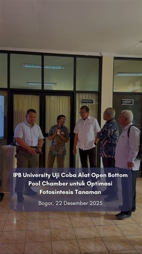Pimpinan IPB University on Instagram: "Rektor IPB University Alim Setiawan Slamet melaksanakan uji coba (trial) alat Open Bottom Pool Chamber, sebuah perangkat inovatif yang digunakan untuk mengukur laju fotosintesis pada satu tanaman Pada Senin (22/12/2025). Kegiatan ini menjadi bagian dari upaya penguatan riset pertanian presisi dan pengembangan teknologi berbasis sains untuk mendukung peningkatan produktivitas dan efisiensi budidaya tanaman. Melalui penggunaan Open Bottom Pool Chamber, peneli