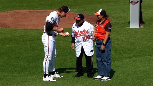 Arthur Green de 109 años tira la primera bola