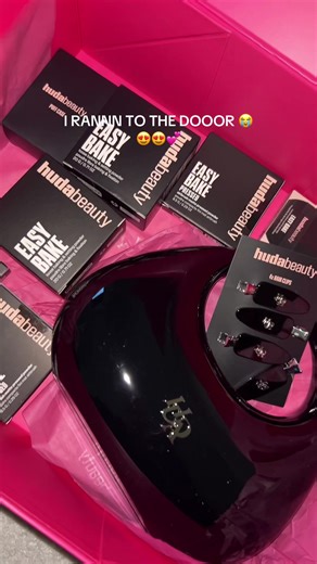 ARE YOU KIDDING ME? New Easy bake pressed powder! A fricking @Huda Beauty purse! A PUFF CASE with her powder puffs AND AND A PHONE GRIP with easy bake pressed powder to carry along daily?!! 😍😍🙂‍↔️🤏🏻 @hudabeautyshop stays spoiling us! #fy #hudabeauty #newmakeup #pressedpowder #makeup