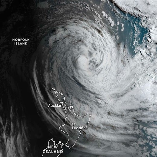 Extratropical Cyclone #Vaianu continues to spiral toward the North Island of New Zealand.Damaging winds are expected, with severe gusts likely to bring down trees, cause power outages, and create hazardous conditions, particularly in exposed northern and eastern areas.