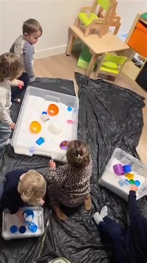 🌈 Exploration sensorielle à la crèche Hem Antoine Pinay ! Aujourd’hui, les enfants découvrent un bac sensoriel rempli de textures, de couleurs et de surprises ✨ Une activité ludique qui stimule les sens, la curiosité et la motricité tout en s’amusant ! Observer, toucher, manipuler… et surtout explorer le monde en jouant 💛 #Crèche #Hem #LPCR #PetiteEnfance #Motricité