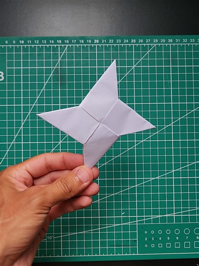 Tutorial Simples: Como Fazer uma Estrela Ninja em Origami