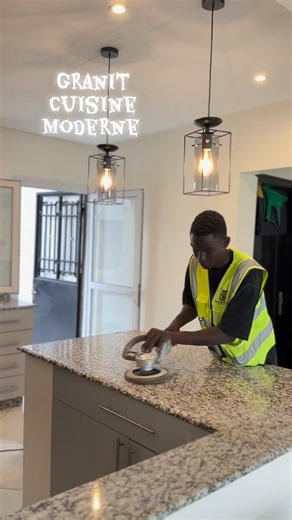 67 shares | C’est devenu un symbole d’élégance, de résistance et de durabilité. Les plans de travail en granit résistent à la chaleur, aux rayures, à l’humidité — parfaits pour les familles et les passionnés de cuisine. Et le marbre, lui, apporte cette touche de classe incomparable, ce côté raffiné qu’on retrouve dans les plus beaux intérieurs. | Rolllux pro | Facebook