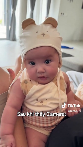 Cốm Biết Diễn Trước và Sau Khi Thấy Camera