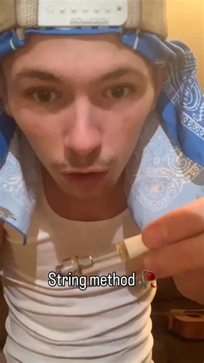 CARTBUSTA on Instagram: "日本利用压电瓷砖将脚步转化为电能。这些瓷砖捕捉来自你脚步的动能。当你行走时，你的重量和动作会对瓷砖产生压力。瓷砖会轻微弯曲，从而产生机械应力。瓷砖内部的压电材料将这种应力转化为电能。每一步都会产生少量电荷，而数百万步结合在一起就能产生足够的电力来驱动LED 灯、数字显示屏和传感器。在像涩谷车站这样繁忙的地方，每天大约有240万个脚步为这一系统作出贡献。这些电能可以被储存或立即使用，从而减少对传统电力来源的依赖，并支持可持续的城市基础设施。这种方法将日常运动转化为实用的可再生能源 ＃日本#知识＃"