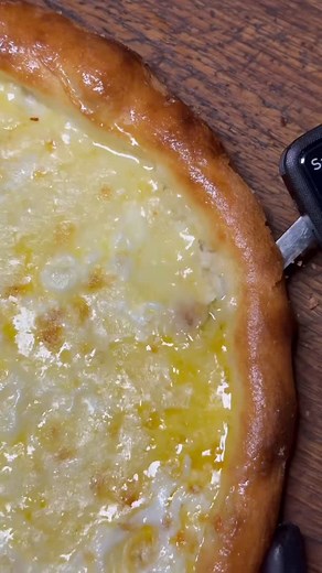 Kaçkar Yöresel Lezzetler on Instagram: "✨Karadeniz’in eşsiz lezzetlerinden biri: Peynirli Karadeniz Pidesi!🧀 -İncecik açılan hamurun üzerine serilen bol peynir ve tereyağı ile hazırlanan bu enfes pidenin her ısırığında Karadeniz’in doğasına gitmek için sizleri Kaçkar Restoran’a bekliyoruz😍 • Yuvarlak Peynirli Pide • İçerenköy / Ataşehir • 09.00 - 21.30 • 0(216) 576 61 51 • Paket Servis - Gel Al Var • Sodexo, Setcard, Multinet, TokenFlex, Edenred, Metropol • Getir Yemek, Trendyol