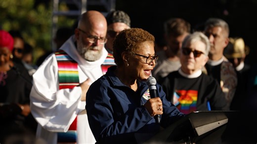 US faith leaders opposed to ICE raids counsel nonviolent resistance and lead by example