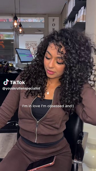 Yous Krullenspecialist in Almere de plek voor healthy curls. 🩷 Wij zijn gespecialiseerd in curl treatments, Cutting Curls, verven, verzorgen en alles wat jouw krullen nodig hebben. Je kunt direct een afspraak boeken via de link in onze bio. 📍 Almere Haven #youskrullenspecialist #curlyhaircare #cuttingcurls #krullen