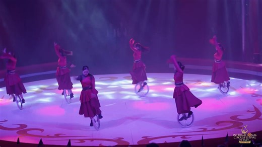 La troup UNICIRCLE FLOW realizando este número coreográfico con sus monociclos ganando el premio Latina de Bronce en el 25th Internacional Circus Festival de Italy!!! | El Mundo Mágico del Clown