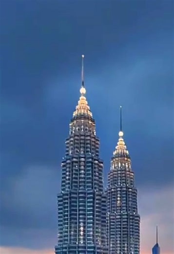 Just me, the skyline, and a sky that refuses to fade. #DreamyEvenings #GoldenKL #CityRomance #SkyLovers #SunsetChasers