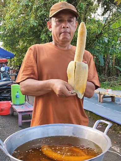 Ada yang sanggup ngabisin pisang goreng sebesar dan seoanjang ini ? 😁 #pisanggoreng #pisanggorengtanduk #pisangtanduk #juaranyapisangkeju #olahanpisang