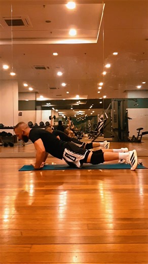 BOXERS PUSH-UPS 💪 #BESTRONG #PUSHUP #LOVEYOURSELF #TRAINING #mma