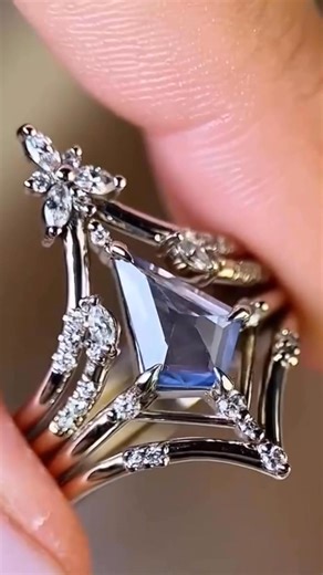 545K views · 8.9K reactions | ✨ Una pieza más terminada. Este conjunto de anillos de oro blanco de 18k lleva un impresionante zafiro corte cometa acompañado de diamantes naturales.  Cada detalle fue trabajado a mano para lograr un acabado único y elegante. ¿Qué te parece el resultado final?  #OroBlanco18k #goldshield #fblifestyle | Gold Shield | Facebook