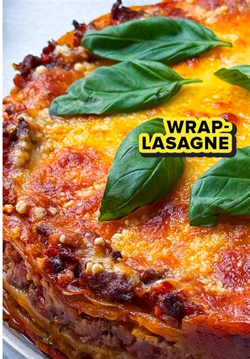 Diese Wrap-Lasagne bringt Abwechslung auf den Teller: Cremige Béchamel, würzige Hackmischung und Wraps statt Nudeln – einfach perfekt. 🫓😋 🛒 Du brauchst: 👉 4 Tortilla-Wraps 👉 Béchamel-Sauce: 50 g Butter, 25 g Mehl, 1 TL Salz, ¼ TL Pfeffer, 500 ml Milch 👉 Hackmischung: 2 EL Speiseöl, 500 g Rinderhack, 1 TL Salz, ½ TL Pfeffer, 150 g Karotten, 150 g Sellerie, 150 g Zwiebeln, 2 Knoblauchzehen, 2 TL Tomatenmark, 600 g Tomatenpassata, 1 TL Oregano, 10 g Petersilie, 200 g Mozzarella, 100 g Parmesa